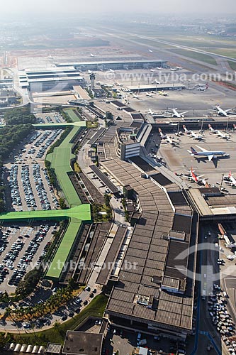  Assunto: Foto aérea dos terminais 1, 2 e 3 do Aeroporto Internacional de São Paulo-Guarulhos Governador André Franco Montoro (1985) / Local: Guarulhos - São Paulo (SP) - Brasil / Data: 06/2014 