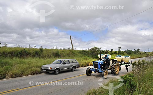  Assunto: Trator com semeadeira trafegando em rodovia / Local: Itapetininga - São Paulo (SP) - Brasil / Data: 04/2014 