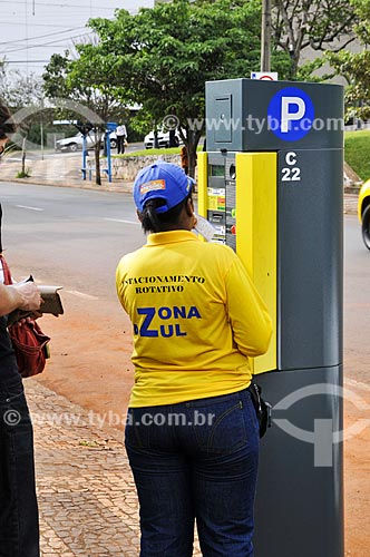  Assunto: Cobradora de estacionamento explicando operação de parquímetro / Local: Londrina - Paraná (PR) - Brasil / Data: 04/2014 