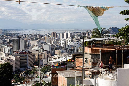  Assunto: Crianças brincando com pipa no Morro do Salgueiro com Tijuca ao fundo / Local: Tijuca - Rio de Janeiro (RJ) - Brasil / Data: 07/2014 