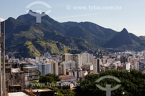  Assunto: Prédios da Tijuca vistos do Morro do Salgueiro - Maciço da Tijuca ao fundo / Local: Tijuca - Rio de Janeiro (RJ) - Brasil / Data: 07/2014 