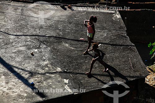  Assunto: Crianças brincando em lage de casa no Morro do Salgueiro / Local: Tijuca - Rio de Janeiro (RJ) - Brasil / Data: 07/2014 