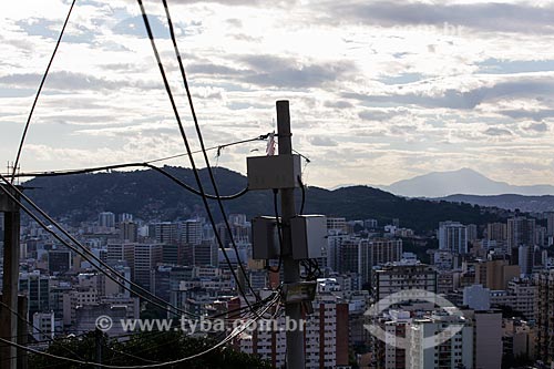  Assunto: Poste com fio elétricos no Morro do Salgueiro / Local: Tijuca - Rio de Janeiro (RJ) - Brasil / Data: 07/2014 