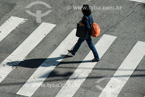  Assunto: Mulher atravessando faixa de pedestre no Largo do Machado / Local: Catete - Rio de Janeiro (RJ) - Brasil / Data: 07/2014 