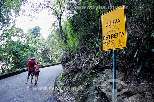  Assunto: Placa de curva estreita na Estrada das Paineiras / Local: Rio de Janeiro (RJ) - Brasil / Data: 08/2014 