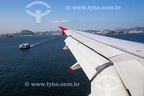  Detalhe de asa de avião durante sobrevoo à Baía de Guanabara com Niterói ao fundo  - Niterói - Rio de Janeiro (RJ) - Brasil
