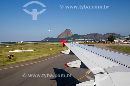  Detalhe de asa de avião durante aterrissagem no Aeroporto Santos Dumont com o Pão de Açúcar ao fundo  - Rio de Janeiro - Rio de Janeiro (RJ) - Brasil