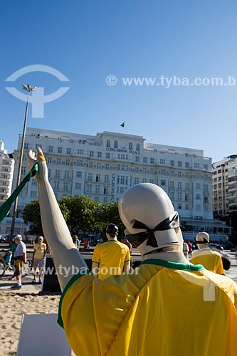  Manifestação contra os gastos da Copa do Mundo na Praia de Copacabana realizada pela ONG Rio de Paz com o Hotel Copacabana Palace (1923) ao fundo  - Rio de Janeiro - Rio de Janeiro (RJ) - Brasil