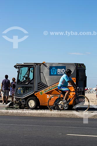  Varredeira da COMLURB fazendo a limpeza da ciclovia  - Rio de Janeiro - Rio de Janeiro (RJ) - Brasil