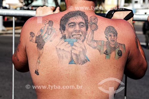  Torcedor argentino com três tatuagens nas costas do jogador de futebol Maradona durante a final da Copa do Mundo 2014  - Rio de Janeiro - Rio de Janeiro (RJ) - Brasil