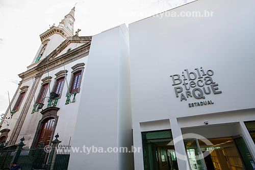  Igreja de São Jorge e a fachada posterior da Biblioteca Parque Estadual - na Rua da Alfândega  - Rio de Janeiro - Rio de Janeiro (RJ) - Brasil