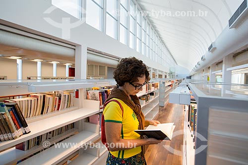  Mulher lendo no interior da Biblioteca Parque Estadual  - Rio de Janeiro - Rio de Janeiro (RJ) - Brasil