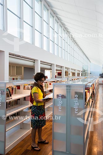  Mulher lendo no interior da Biblioteca Parque Estadual  - Rio de Janeiro - Rio de Janeiro (RJ) - Brasil