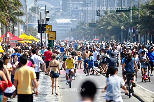  Pessoas caminhando na orla da Praia de Copacabana  - Rio de Janeiro - Rio de Janeiro (RJ) - Brasil