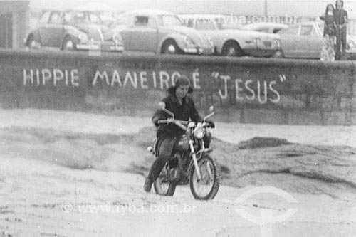  Homem andando de motocicleta nas areias da Praia do Arpoador  - Rio de Janeiro - Rio de Janeiro (RJ) - Brasil