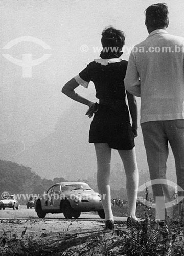  Casal assistindo corrida no autódromo do Rio de Janeiro  - Rio de Janeiro - Rio de Janeiro (RJ) - Brasil
