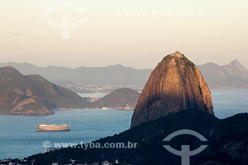  Pão de Açúcar e navio na entrada da Baía de Guanabara  - Rio de Janeiro - Rio de Janeiro (RJ) - Brasil