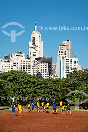  Futebol de várzea no Parque Dom Pedro II ao fundo o Edifício Banespa - centro da cidade  - São Paulo - São Paulo (SP) - Brasil