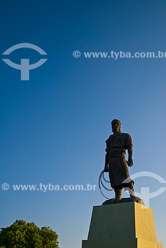  Estátua do Laçador - Teve como modelo o folclorista Paixão Côrtes  - Porto Alegre - Rio Grande do Sul (RS) - Brasil