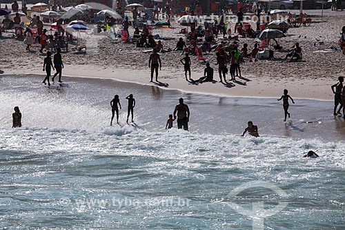  Banhistas na Praia do Leme  - Rio de Janeiro - Rio de Janeiro (RJ) - Brasil