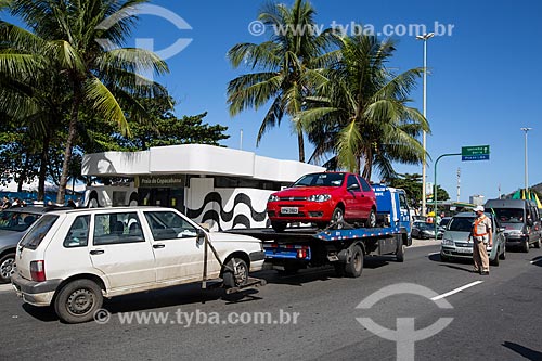  Reboque retirando carros estacionados irregularmente na Praça do Lido durante a Copa do Mundo no Brasil  - Rio de Janeiro - Rio de Janeiro (RJ) - Brasil