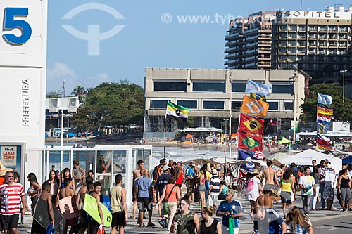  Banhistas na Praia de Copacabana - Posto 5 - com estúdios temporários de televisão instalados durante a Copa do Mundo no Brasil ao fundo  - Rio de Janeiro - Rio de Janeiro (RJ) - Brasil