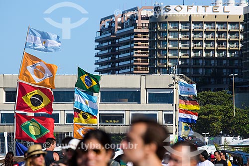  Banhistas na Praia de Copacabana com estúdios temporários de televisão instalados durante a Copa do Mundo no Brasil ao fundo  - Rio de Janeiro - Rio de Janeiro (RJ) - Brasil