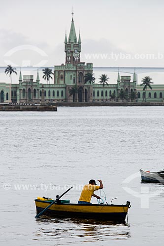  Barco na Baía de Guanabara com a Ilha Fiscal ao fundo  - Rio de Janeiro - Rio de Janeiro (RJ) - Brasil