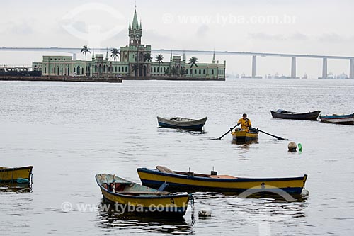  Barcos na Baía de Guanabara com a Ilha Fiscal ao fundo  - Rio de Janeiro - Rio de Janeiro (RJ) - Brasil