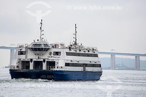  Catamarã que faz a travessia entre Rio de Janeiro e Niterói com a Ponte Rio-Niterói (1974) ao fundo  - Rio de Janeiro - Rio de Janeiro (RJ) - Brasil