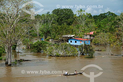  Casebre às margens do Rio Amazonas  - Urucará - Amazonas (AM) - Brasil