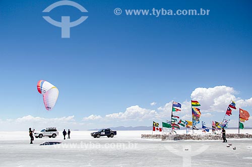  Bandeiras no Salar de Uyuni
  - Departamento Potosí - Bolívia