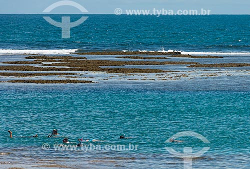  Turistas em piscina natural na praia de taipús de fora  - Maraú - Bahia (BA) - Brasil