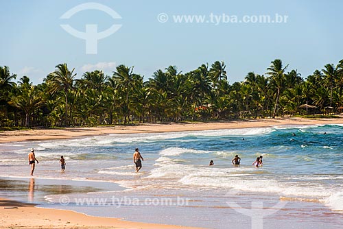  Banhistas na praia de taipús de fora  - Maraú - Bahia (BA) - Brasil