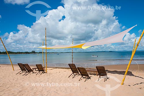  Cadeiras de praia na orla da Praia da Ponta do Mutá  - Maraú - Bahia (BA) - Brasil