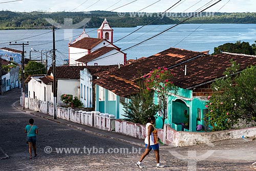  Casas na cidade de Maraú com a Igreja de São Sebastião e o Rio Maraú ao fundo  - Maraú - Bahia (BA) - Brasil