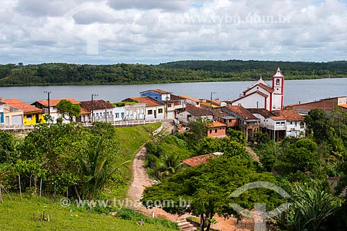  Casas na cidade de Maraú com a Igreja de São Sebastião e o Rio Maraú ao fundo  - Maraú - Bahia (BA) - Brasil