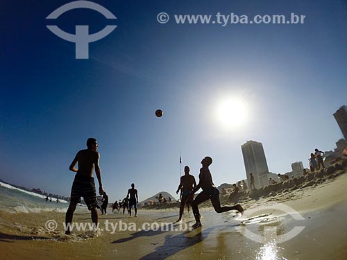  Pessoas jogando futebol na orla da Praia do Leme  - Rio de Janeiro - Rio de Janeiro (RJ) - Brasil