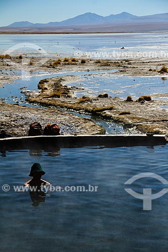  Turistas na piscina natural da Laguna Salada (Lagoa Salgada) na Reserva Nacional de Fauna Andina Eduardo Avaroa  - Departamento Potosí - Bolívia