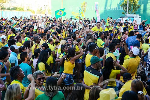  Torcedores assistindo ao jogo entre Brasil x Colômbia na Praça das Três Caixas DAgua  - Porto Velho - Rondônia (RO) - Brasil
