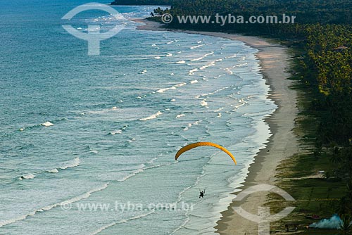  Parapente sobrevoando a Praia da Barra do Sargi  - Uruçuca - Bahia (BA) - Brasil