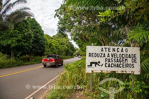  Placa com os dizeres: Atenção, reduza a velocidade passagem de cachaceiros -  na Rodovia BA-001  - Uruçuca - Bahia (BA) - Brasil