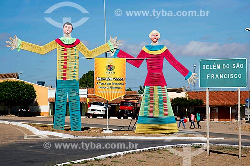 Bonecos gigantes na entrada da cidade de Belém de São Francisco  - Belém de São Francisco - Pernambuco (PE) - Brasil