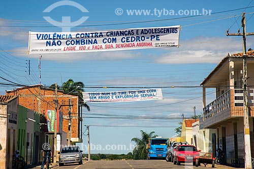  Faixas de campanha de combate a violência contra crianças e adolescentes no centro da cidade  - Cedro - Pernambuco (PE) - Brasil