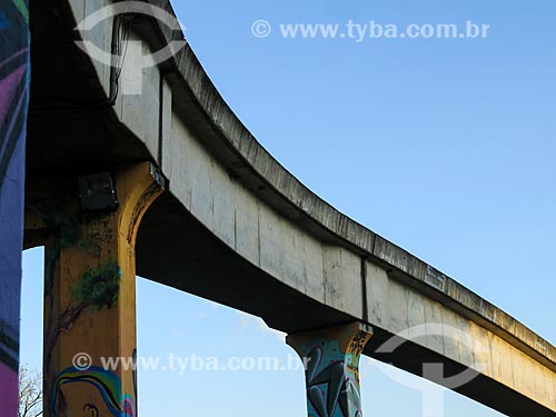  Grafite no pilar do monotrilho  - Porto Alegre - Rio Grande do Sul (RS) - Brasil