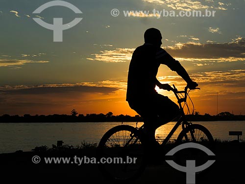  Ciclista às marges da Beira do Lago Guaíba durante o pôr do sol  - Porto Alegre - Rio Grande do Sul (RS) - Brasil