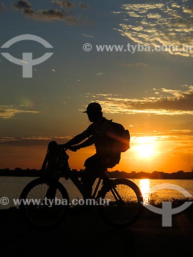  Ciclista às marges da Beira do Lago Guaíba durante o pôr do sol  - Porto Alegre - Rio Grande do Sul (RS) - Brasil