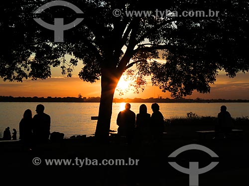  Pessoas às marges da Beira do Lago Guaíba durante o pôr do sol  - Porto Alegre - Rio Grande do Sul (RS) - Brasil