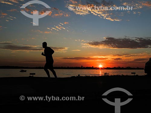  Homem correndo às marges da Beira do Lago Guaíba durante o pôr do sol  - Porto Alegre - Rio Grande do Sul (RS) - Brasil