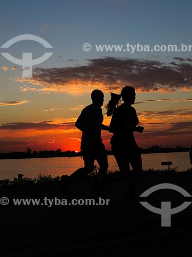  Casal correndo às marges da Beira do Lago Guaíba durante o pôr do sol  - Porto Alegre - Rio Grande do Sul (RS) - Brasil